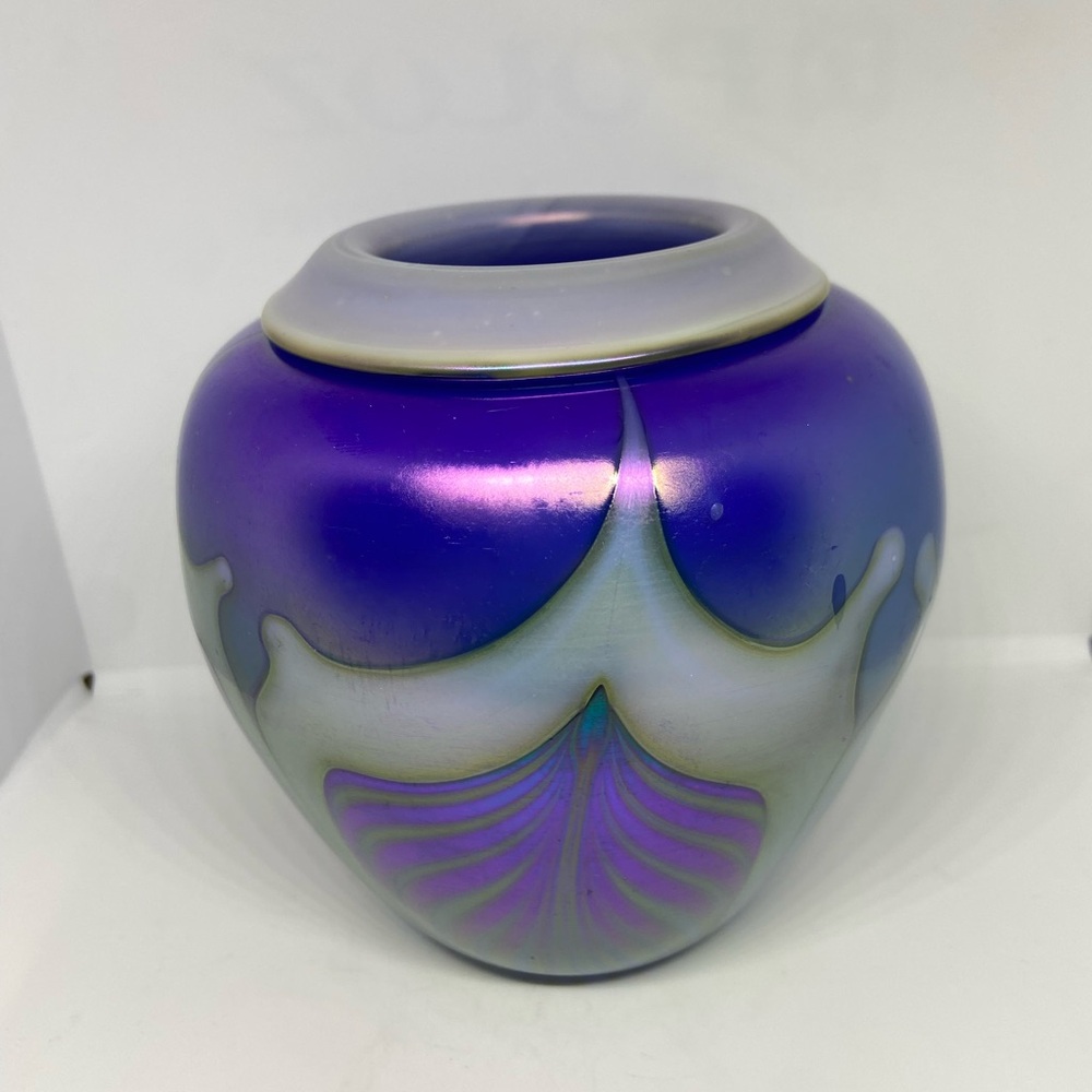 Robert Held SKOOKUM Signed 4.5” Pulled Feather Iridescent Glass Vase Purple